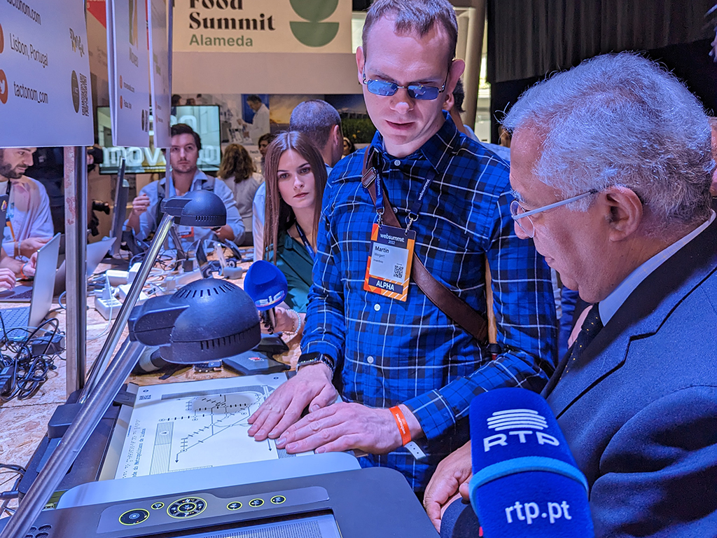 Auf dem Web Summit 2022 führt unser Kollege Martin Weigert dem portugiesischen Präsidenten Marcelo Rebelo de Sousa den Tactonom Reader vor.