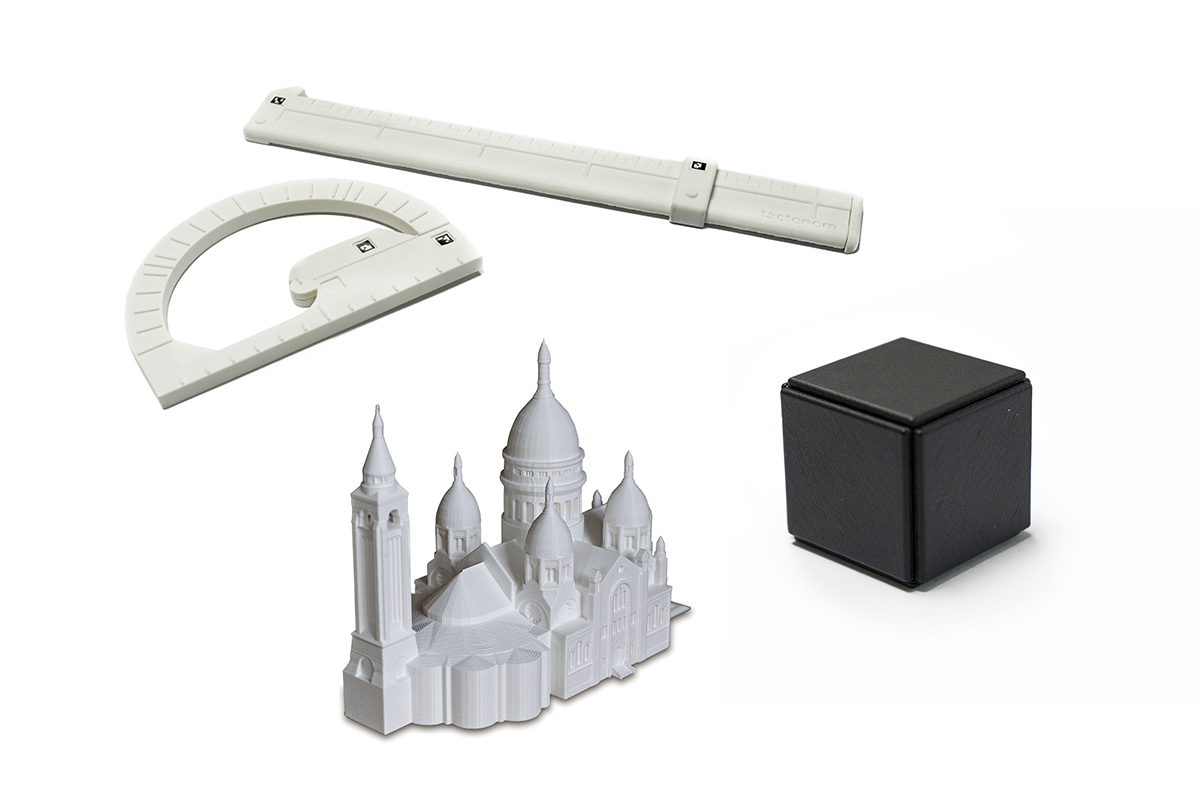 The picture shows the magic ruler and the magic protractor. The 3D model of Sacré Coeur is shown below. To the right is a magnetic cube that can be broken down into its individual components.
