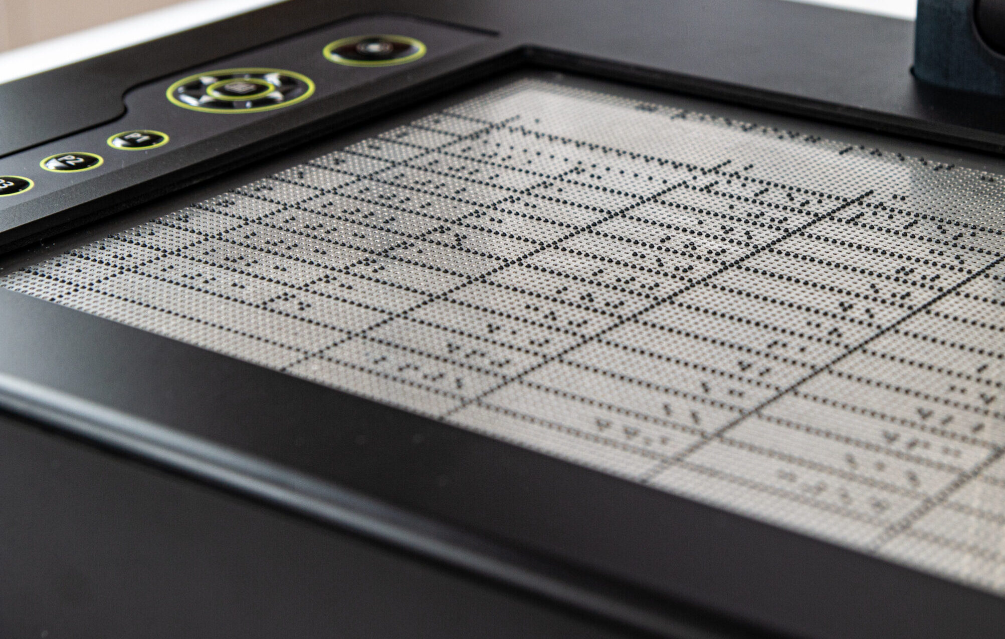 The photo shows the graphical surface of the Tactonom Pro in detail. Raised pins form an Excel table.