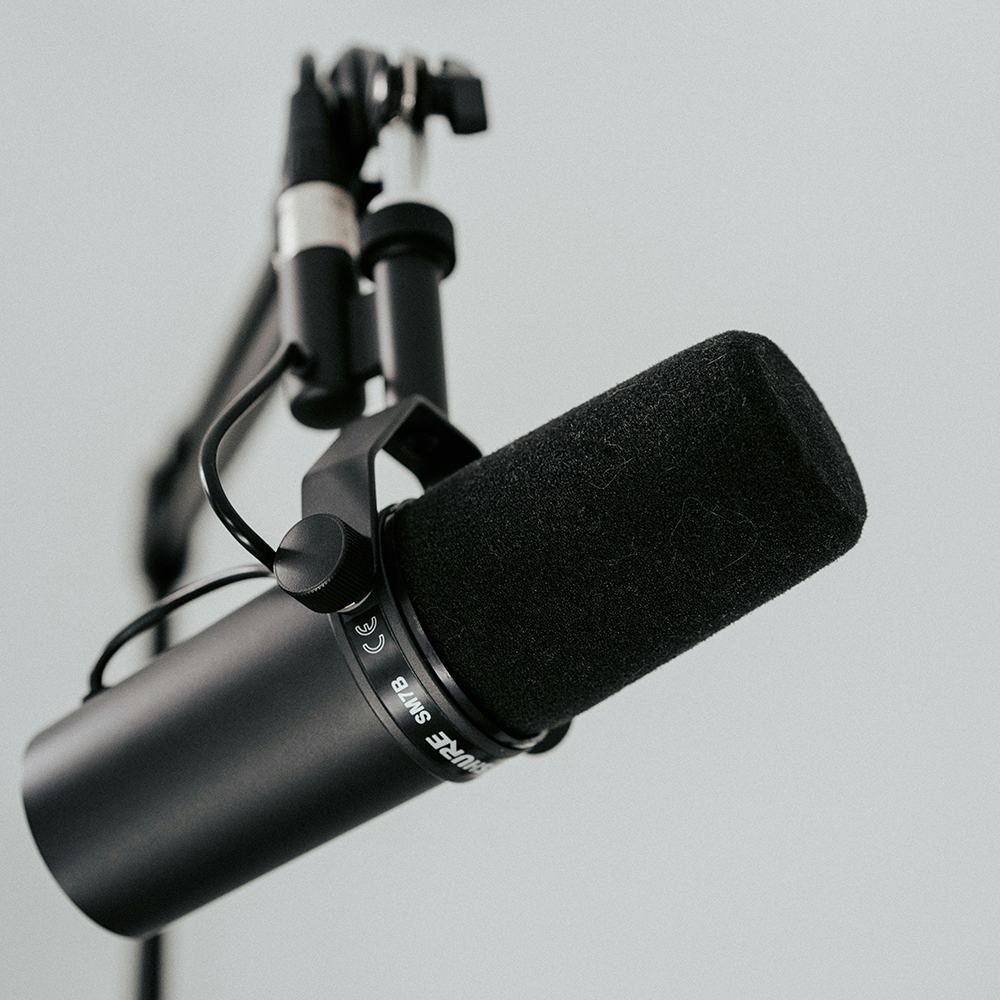 Foto eines Podcast Mikrofons auf grauem Hintergrund