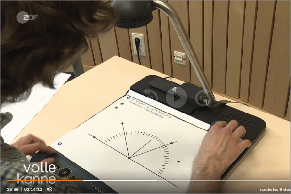 TV-Beitrag Vorschaubild mit "Volle Kanne" Logo unten links. Ein Student sitzt vor dem Tactonom Reader und erkundet eine Mathe Grafik.