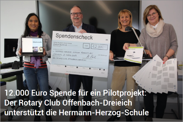 Vorschaubild Artikel mit dem Titel "12.000 Euro Spende für ein Pilotprojekt: Der Rotary Club Offenbach-Dreieich unterstützt die Hermann-Herzog Schule", Außerdem ist ein Foto abgebildet mit 4 nebeneinanderstehenden Personen, die in die Kamera lächeln. Ein Herr hält einen großen Spendencheck in die Kamera, die Dame rechts neben ihm hält den Tactonom Reader.