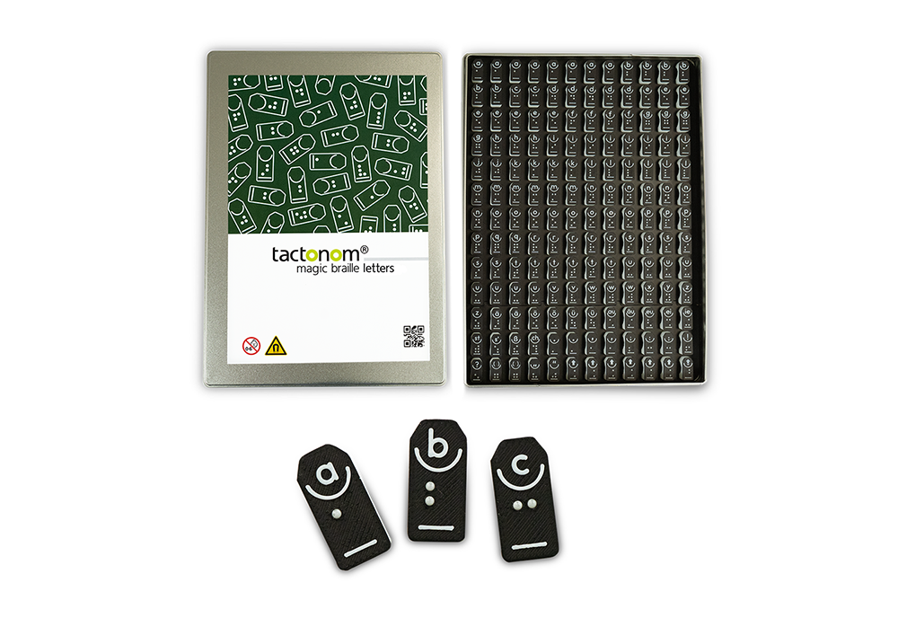 geöffnete Magic Braille Letters Box mit Buchstaben
